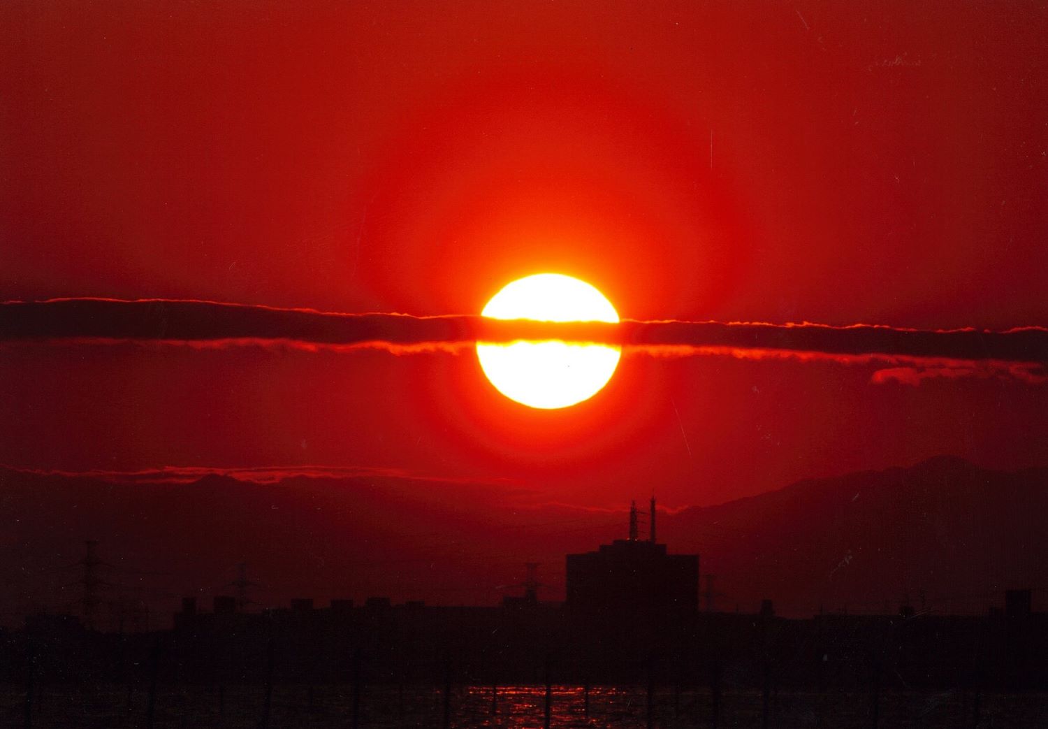 夕日をよぎる雲